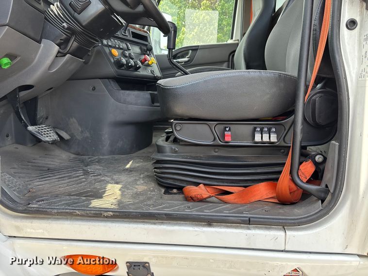 image for item DV4348 2018 International RH613 semi truck