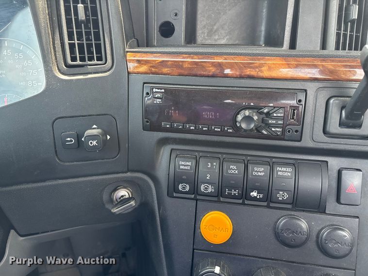 image for item DV4348 2018 International RH613 semi truck