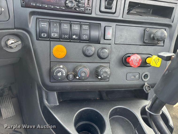 image for item DV4348 2018 International RH613 semi truck