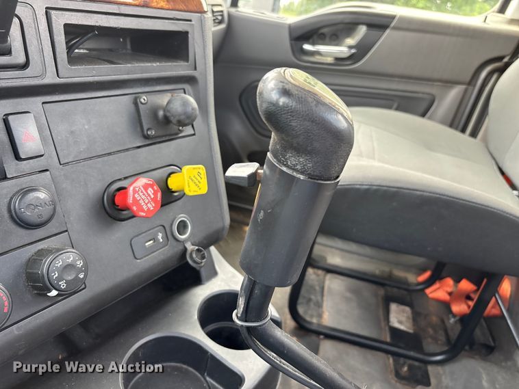 image for item DV4348 2018 International RH613 semi truck