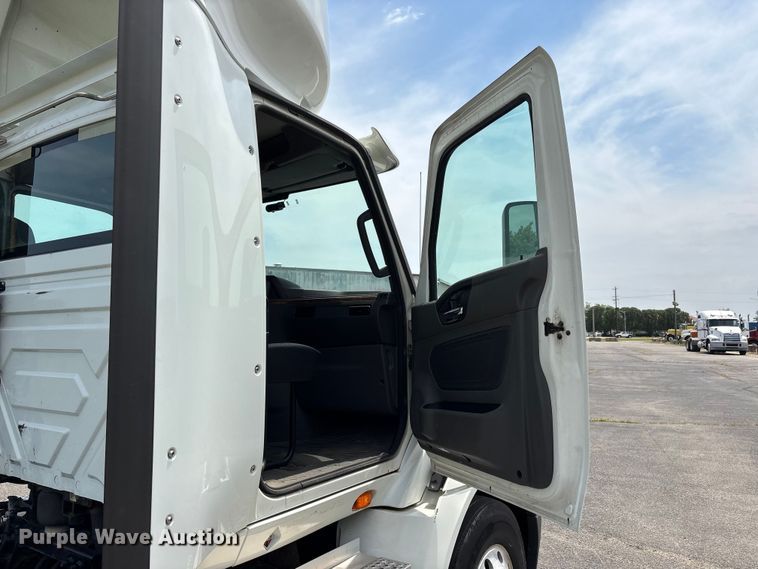image for item DV4348 2018 International RH613 semi truck