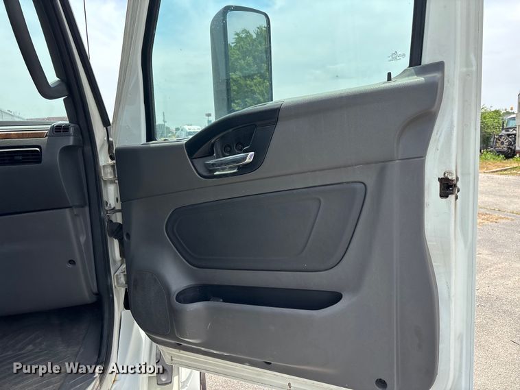 image for item DV4348 2018 International RH613 semi truck