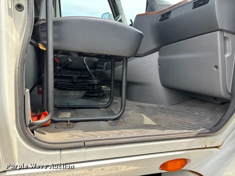 image for item DV4348 2018 International RH613 semi truck