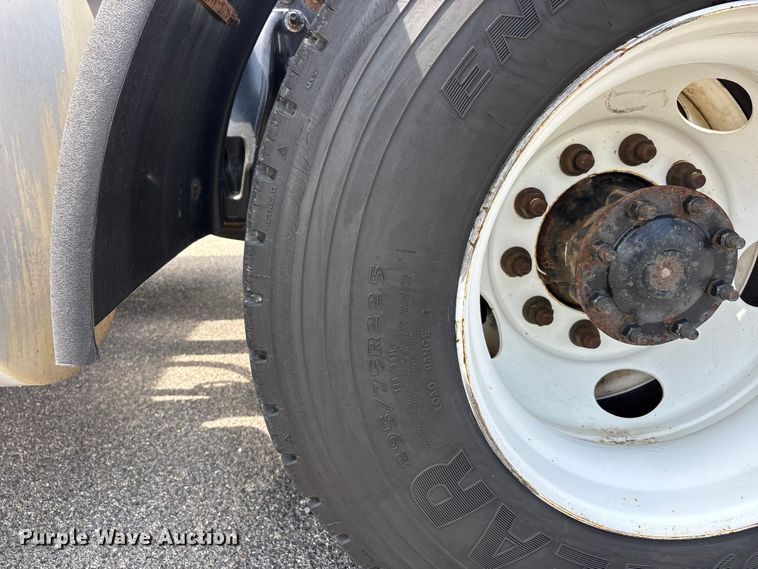 image for item DV4348 2018 International RH613 semi truck