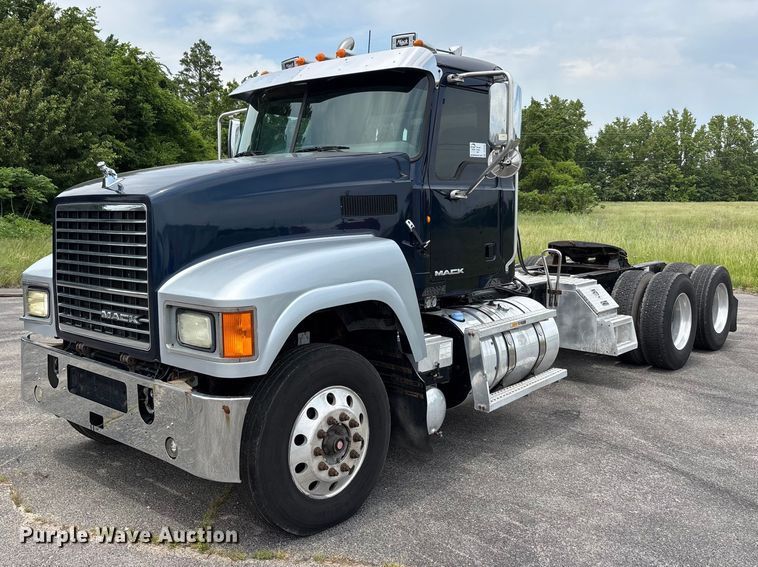 image for item DV4350 2013 Mack CHU semi truck