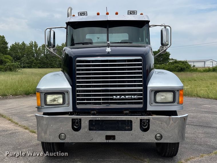 image for item DV4350 2013 Mack CHU semi truck