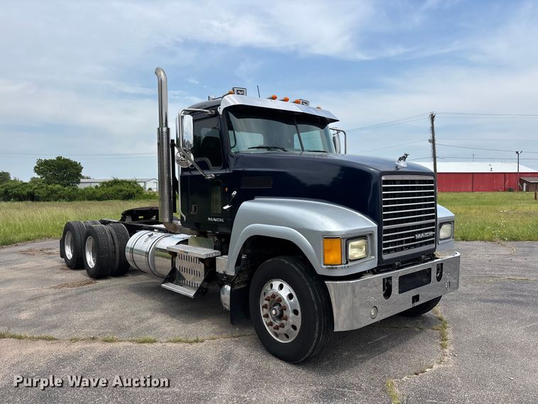 image for item DV4350 2013 Mack CHU semi truck