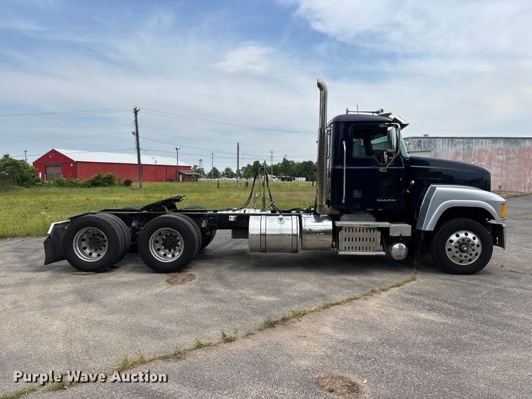 image for item DV4350 2013 Mack CHU semi truck