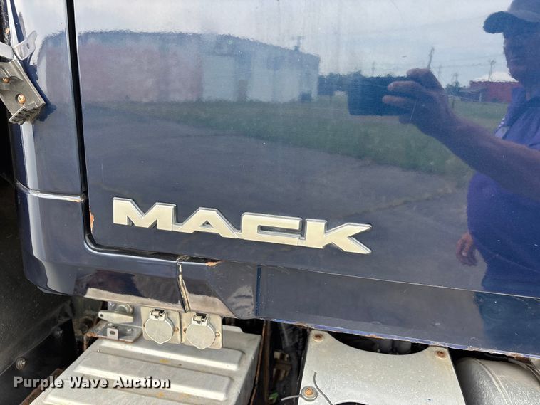 image for item DV4350 2013 Mack CHU semi truck