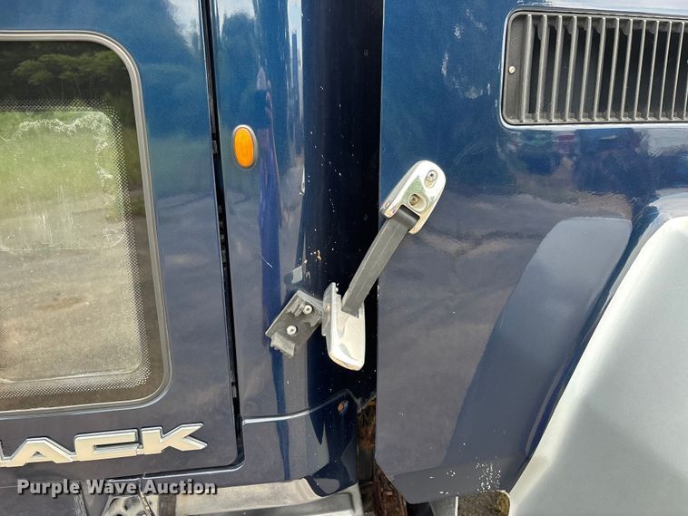 image for item DV4350 2013 Mack CHU semi truck