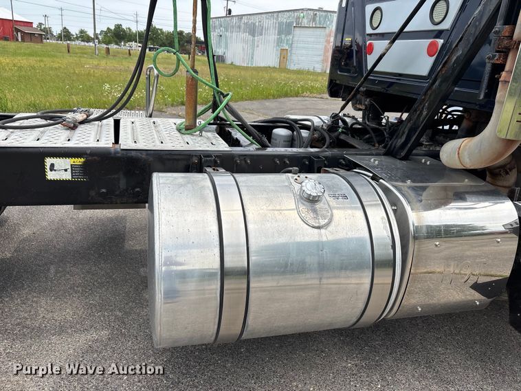 image for item DV4350 2013 Mack CHU semi truck