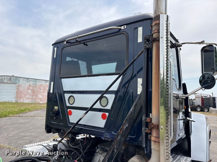 image for item DV4350 2013 Mack CHU semi truck