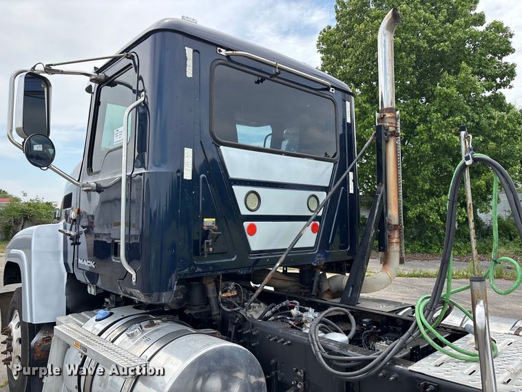 image for item DV4350 2013 Mack CHU semi truck