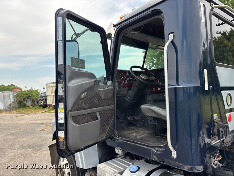 image for item DV4350 2013 Mack CHU semi truck