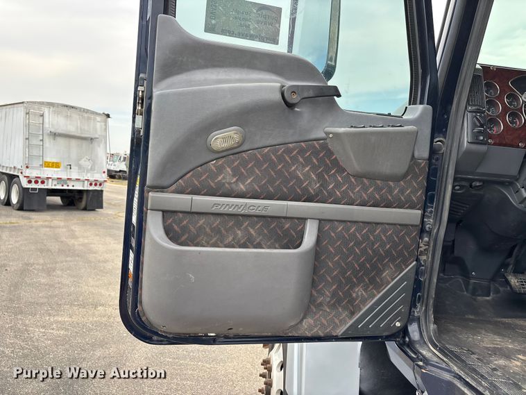 image for item DV4350 2013 Mack CHU semi truck