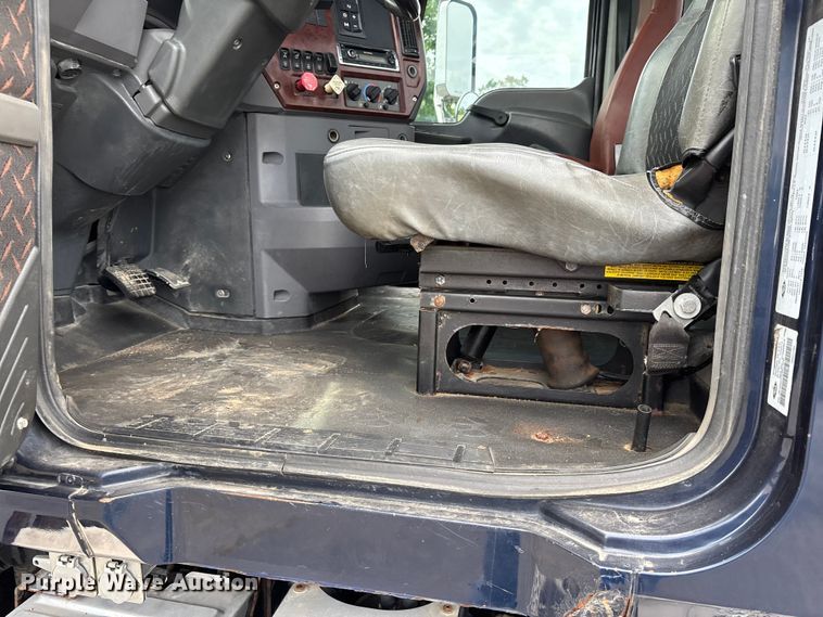 image for item DV4350 2013 Mack CHU semi truck