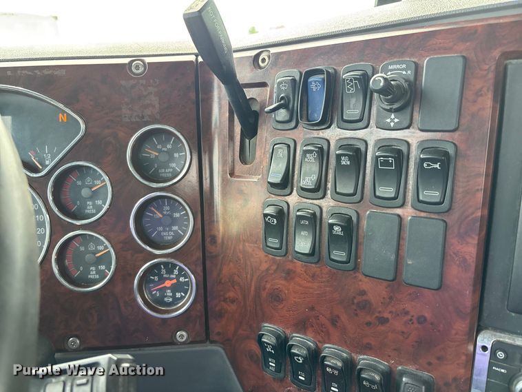 image for item DV4350 2013 Mack CHU semi truck