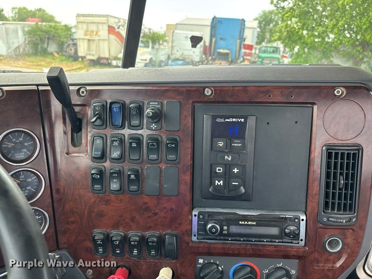 image for item DV4350 2013 Mack CHU semi truck