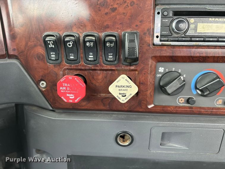 image for item DV4350 2013 Mack CHU semi truck