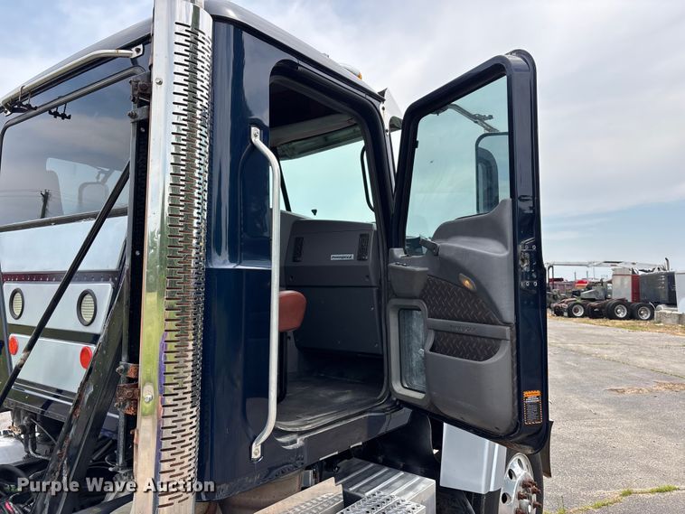 image for item DV4350 2013 Mack CHU semi truck