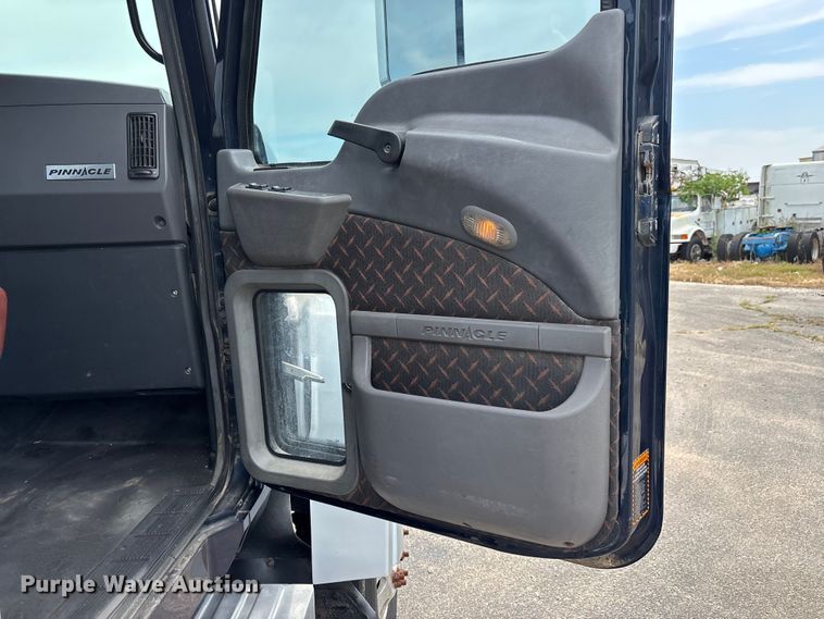 image for item DV4350 2013 Mack CHU semi truck