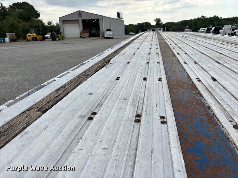 image for item DV4358 1997 Wilson flatbed trailer