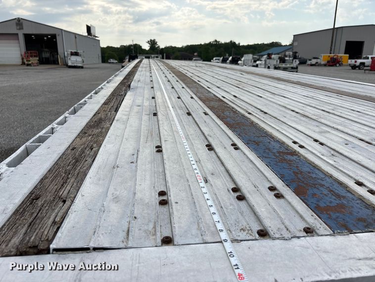 image for item DV4358 1997 Wilson flatbed trailer