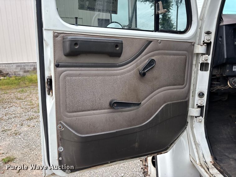 image for item DV4361 1998 International 4700 flatbed truck