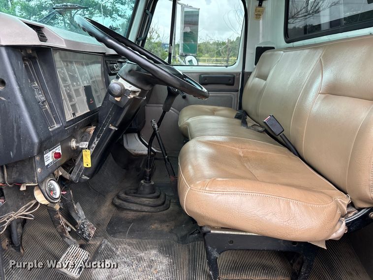 image for item DV4361 1998 International 4700 flatbed truck