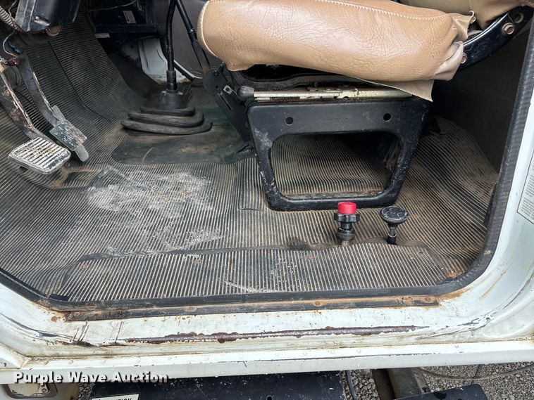 image for item DV4361 1998 International 4700 flatbed truck