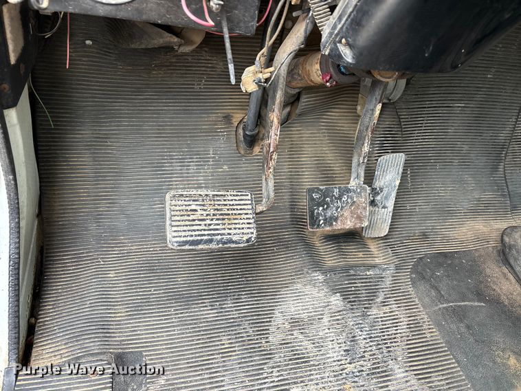 image for item DV4361 1998 International 4700 flatbed truck