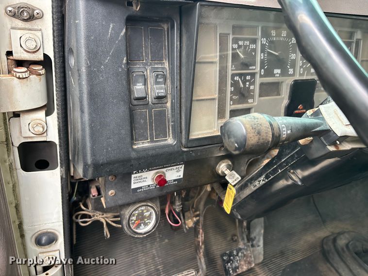 image for item DV4361 1998 International 4700 flatbed truck