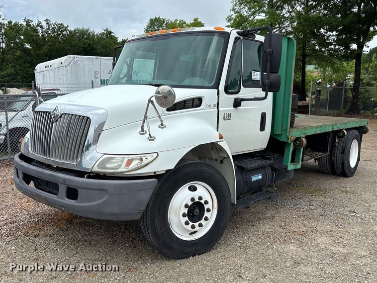 image for item DV4362 2002 International 4300 flatbed truck