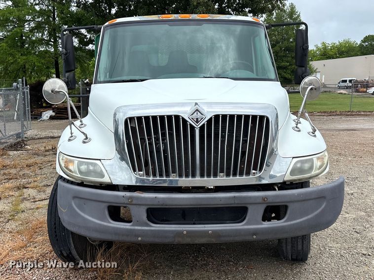 image for item DV4362 2002 International 4300 flatbed truck
