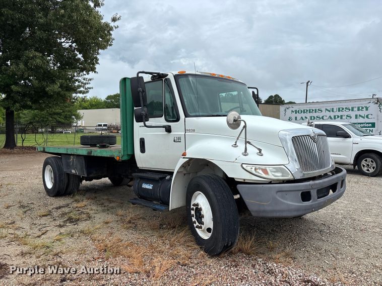 image for item DV4362 2002 International 4300 flatbed truck