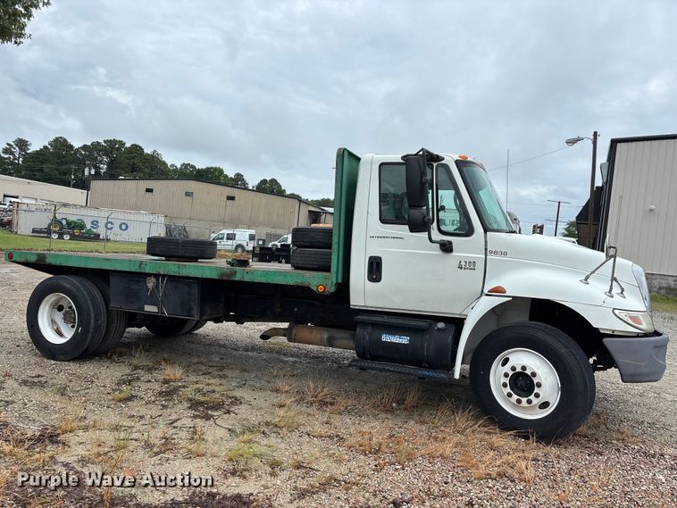 image for item DV4362 2002 International 4300 flatbed truck