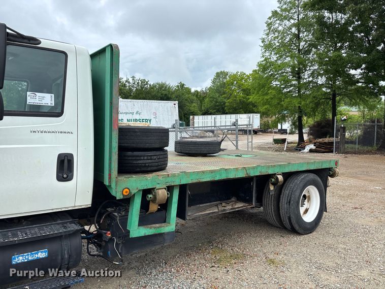 image for item DV4362 2002 International 4300 flatbed truck