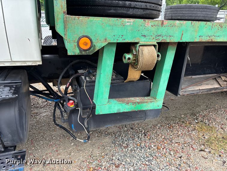 image for item DV4362 2002 International 4300 flatbed truck