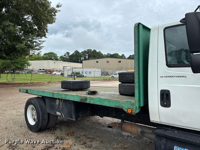 image for item DV4362 2002 International 4300 flatbed truck