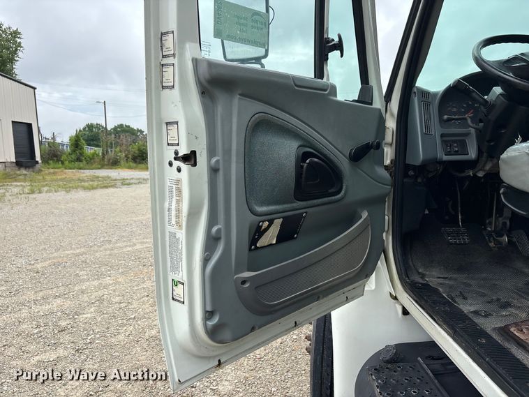 image for item DV4362 2002 International 4300 flatbed truck