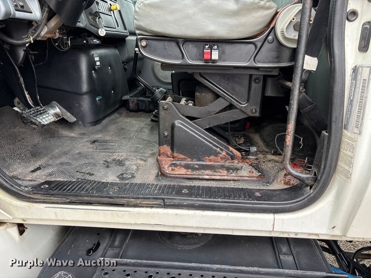 image for item DV4362 2002 International 4300 flatbed truck