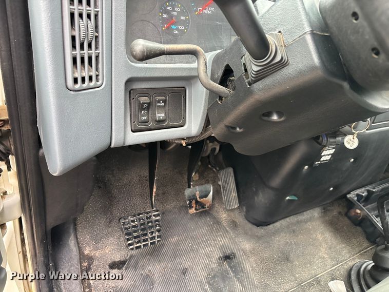 image for item DV4362 2002 International 4300 flatbed truck