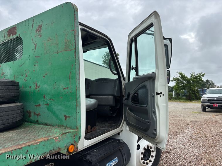 image for item DV4362 2002 International 4300 flatbed truck