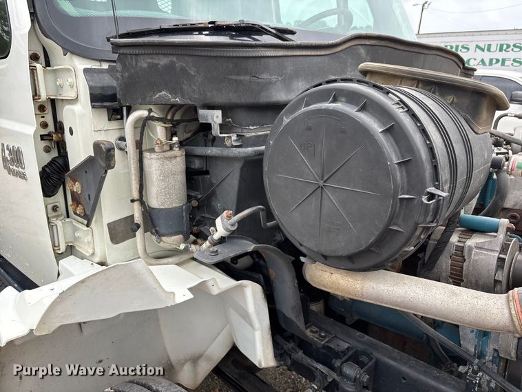 image for item DV4362 2002 International 4300 flatbed truck