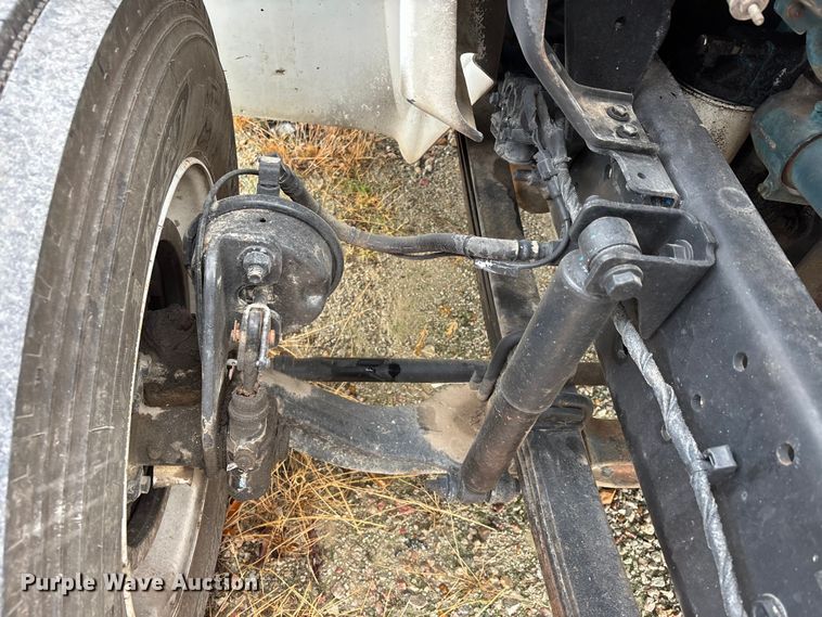 image for item DV4362 2002 International 4300 flatbed truck