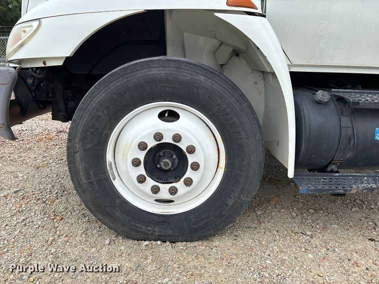 image for item DV4362 2002 International 4300 flatbed truck