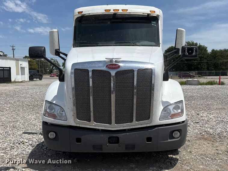 image for item DW6767 2016 Peterbilt 579 semi truck