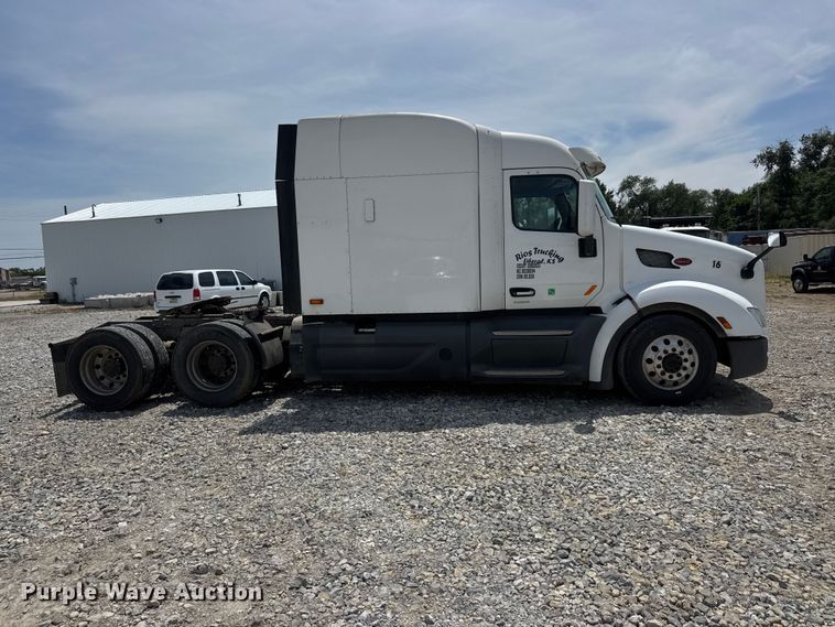 image for item DW6767 2016 Peterbilt 579 semi truck