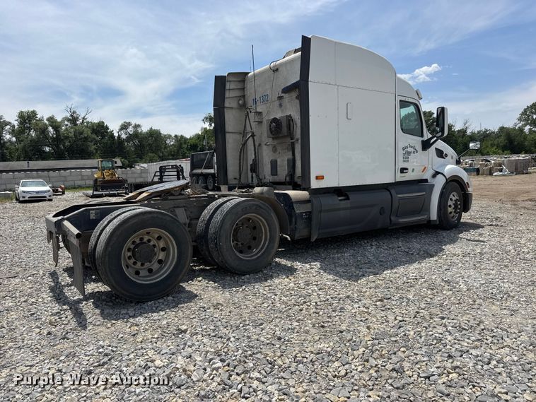 image for item DW6767 2016 Peterbilt 579 semi truck