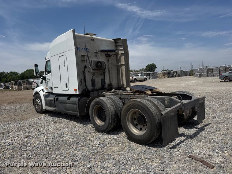 image for item DW6767 2016 Peterbilt 579 semi truck